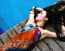 Ӿ�ر߹���˿������Ů
